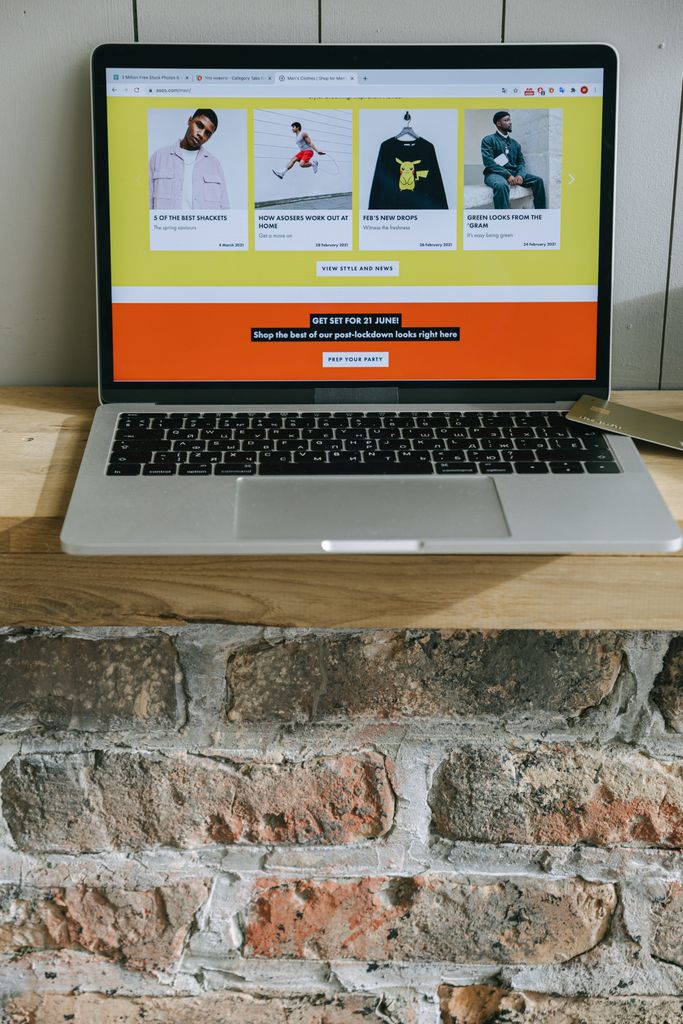 Laptop na którym tworzone są strony internetowe.