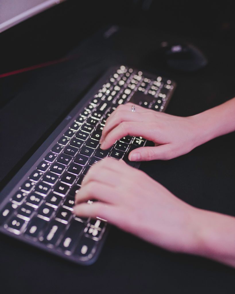 Piotr Polak tworzący stronę internetową w pakiecie dedykowanym.