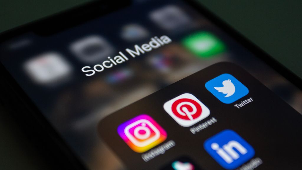 Zajmuję się mediami społecznościowymi, Facebook, Instagram oraz Linked In.